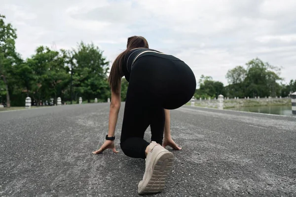 Αθλητική Γυναίκα Έξω Νεαρή Κυρία Κάνει Ασκήσεις Και Είναι Έτοιμη — Φωτογραφία Αρχείου