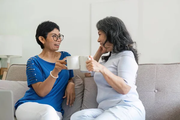 Oudere Vrouwen Drinken Koffie Zittend Bank Thuis — Stockfoto