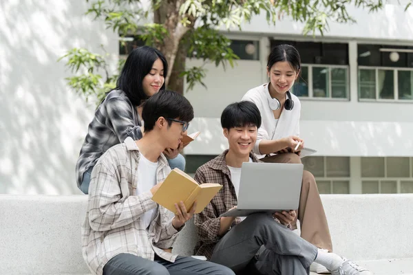 Estudiantes Universitarios Sentados Juntos Mesa Con Libros Laptop Tablet Jóvenes —  Fotos de Stock