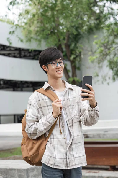 Mężczyzna Student Trzyma Górę Telefon Komórkowy Dla Robić Zdjęcia Kampusie — Zdjęcie stockowe