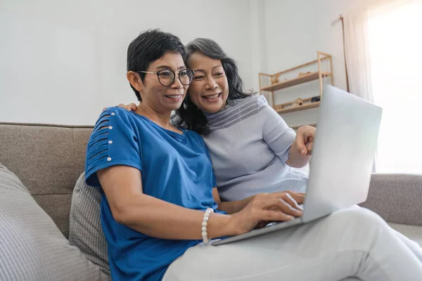Senior Vrouwelijke Vriend Met Behulp Van Digitale Laptop Samen — Stockfoto