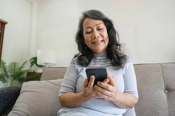Sonriendo Mujer Asiática Mayor Sentarse Resto Sofá Texto Casa Mensaje —  Fotos de Stock
