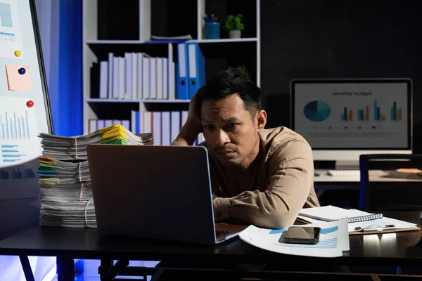 Exceso Trabajo Joven Empleado Oficina Asiática Que Trabaja Ordenador Portátil — Foto de Stock