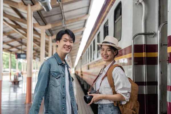 亚洲夫妇旅行者 背包旅行者 一起在火车站站台 旅游活动或铁路旅行概念 — 图库照片