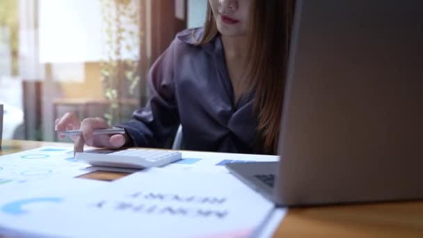 職場で書類を扱う若い女性会計士を閉鎖しろ 計算財務報告書 電卓を使う 女性社員起業家紙仕事をする忙しい — ストック動画