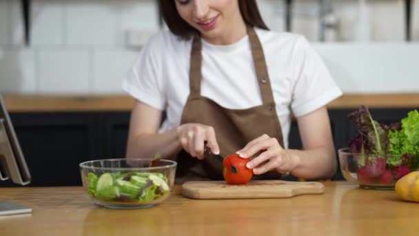 Γυναίκα Κοπής Λαχανικών Ετοιμάζεται Μαγειρέψουν Υγιεινό Χαμόγελο Στην Κουζίνα Στο — Αρχείο Βίντεο