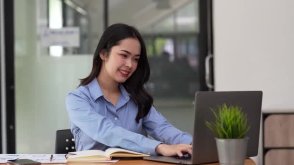Überglückliche Junge Geschäftsfrau Aufgeregter Mitarbeiter Blickt Auf Bildschirm Und Freut — Stockvideo