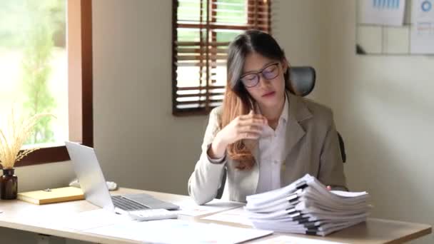 Ofiste Dizüstü Bilgisayara Bakan Endişeli Kadını Suratı Yerindeki Hataları Düşünen — Stok video