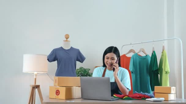 Mulher Asiática Bonita Usando Computador Falar Com Celular Verificar Estoque — Vídeo de Stock