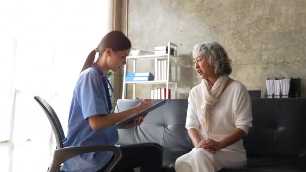 Krásná Mladá Asijská Žena Lékař Starší Žena Procházející Lékařské Záznamy — Stock video