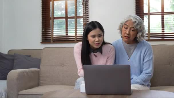 Enkelin Hilft Älteren Dame Und Lehrt Sie Laptop Benutzen — Stockvideo