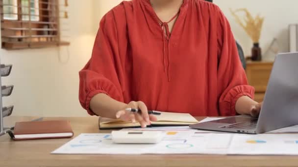Mulher Sentar Casa Mesa Trabalho Fechar Mãos Femininas Usando Calculadora — Vídeo de Stock
