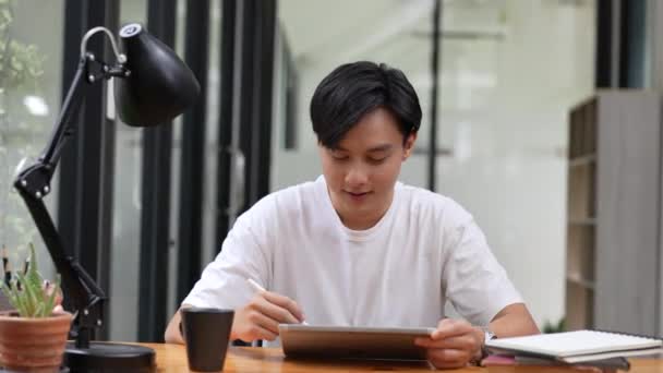 Positiv Asiatisk Fyr Ved Hjælp Tablet Til Online Kommunikation Rulle – Stock-video