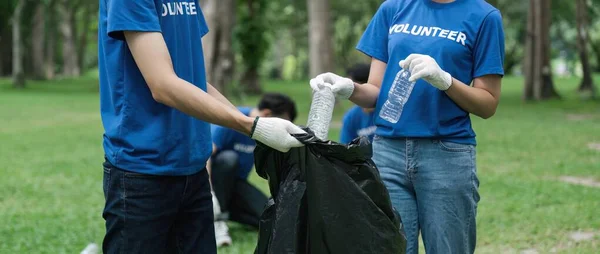 Volontari Del Team Che Raccolgono Spazzatura Nel Parco Pubblico Concetto — Foto Stock