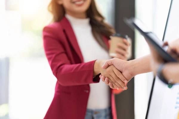 Business Men Making Handshake His Partner Office Business Etiquette Congratulazione — Foto Stock