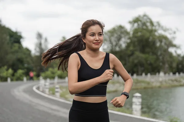 Joven Mujer Deportiva Sonriente Corriendo Parque Por Mañana Chica Fitness — Foto de Stock