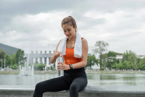 Asiática Hermosa Mujer Corredor Beber Agua Una Botella Joven Bonita — Foto de Stock