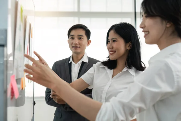 Aziatisch Business Team Mannelijke Vrouwelijke Collega Praten Het Werk Ideeën — Stockfoto
