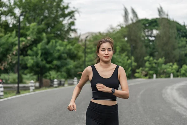 Corriendo Mujer Corriendo Parque Hermoso Día Libre Deporte Fitness Modelo — Foto de Stock