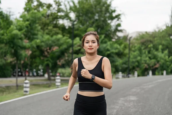 Joven Mujer Deportiva Sonriente Corriendo Parque Por Mañana Chica Fitness — Foto de Stock