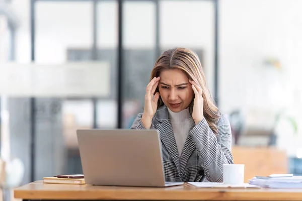 Woman Working Headache Burnout Stress Social Media Marketing Company Deadline — Stock Photo, Image