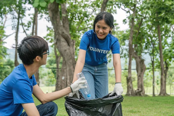 Gehakt Zicht Jonge Vrijwilligers Die Vuilnis Verzamelen Het Park Prullenbakken — Stockfoto