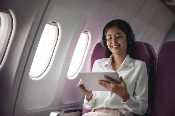 Successful Beautiful Young Asian Business Woman Sits Airplane Cabin Plane — Stock Photo, Image