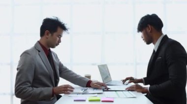 Asyalı iş adamları beyin fırtınası projesinde birlikte mali işler yapıyorlar. Takım çalışması, strateji planlaması, küçük işletme girişimi şirketi veya ofis iş arkadaşı işbirliği konsepti.