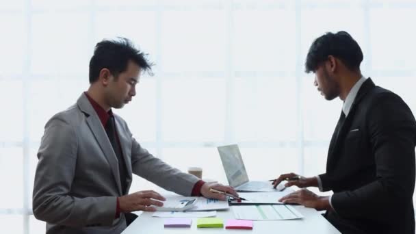 Empresários Asiáticos Trabalham Juntos Reunião Brainstorm Projeto Cooperar Trabalho Equipe — Vídeo de Stock