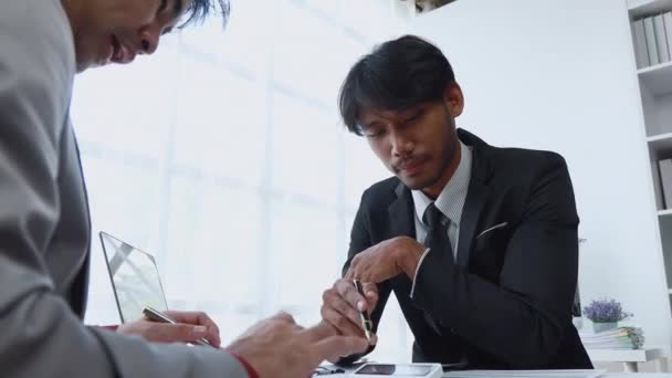 Asiatischer Geschäftsmann Der Ideen Austauscht Und Geschäftsanalysen Mit Seinem Team — Stockvideo