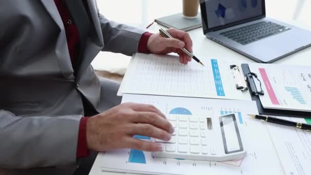 オフィスでの財務計算のために電卓やノートパソコンを使用して ビジネスマンや会計士 事業財務会計の概念 — ストック動画