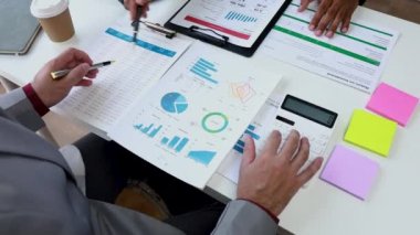 İş adamları iş dünyasının beyin fırtınası ve fiyat grafiklerini tartışıyor ve modern işbirliği ofis takım çalışması fikirlerinde masadaki iş adamlarını zekice analiz ediyorlar. Müşteriler için kişisel vergileri hesapla.