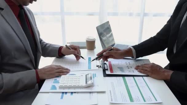 Бизнесмены Бухгалтер Используют Калькулятор Ноутбук Расчета Финансов Офисах Концепция Финансового — стоковое видео