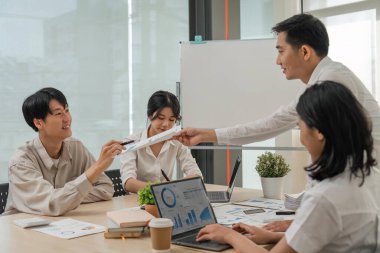 İş adamlarının iş birliği ve takım çalışması buluşması yeni bir başlangıç projesi fikri sunumu planlama pazarlama ve ofis yatırımlarını analiz eder.