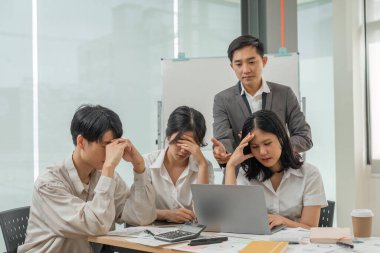 Stresli iş adamları şirket toplantısında yorgun hissediyorlar. Baş ağrısından bitkin düşmüş iş adamları takım brifinginde tapınaklara dokunuyor, toplantı odasında stres yaşıyor..