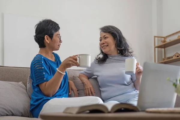 Oudere Vrouwen Drinken Koffie Zittend Bank Thuis — Stockfoto
