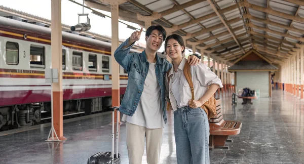 亚洲夫妇旅行者 背包旅行者 一起在火车站站台 旅游活动或铁路旅行概念 — 图库照片