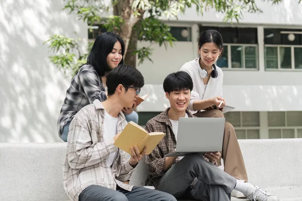Grupa Zadowolonych Studentów Sprawdzających Wyniki Laptopie Tablecie Podczas Siedzenia Kampusie — Zdjęcie stockowe