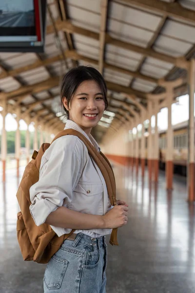 女游客背着行李在火车站走着 旅行生活方式概念 — 图库照片
