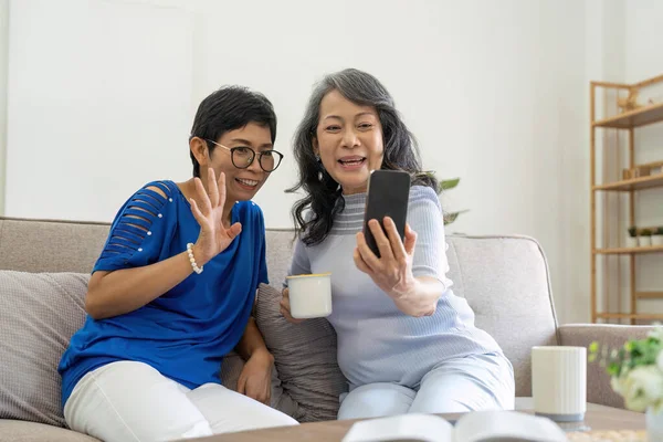 Oudere Vrouwen Telefoon Sociale Media Woonkamer Met Oudere Vrouwen Met — Stockfoto