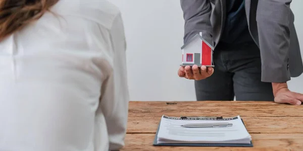 Agente Imobiliário Segurando Casa Para Seu Cliente Após Assinatura Contrato — Fotografia de Stock