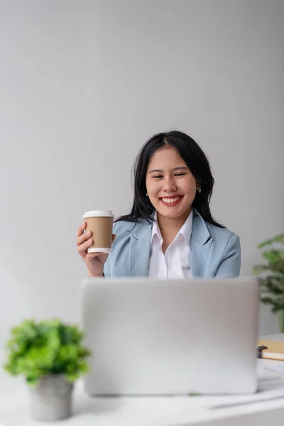 Kadını Ofiste Dizüstü Bilgisayarla Çalışıyor Kahve Içiyor Dünyası Finans Kavramı — Stok fotoğraf