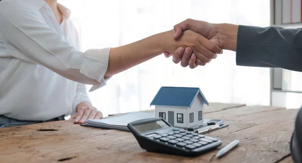 Agentes Inmobiliarios Clientes Dan Mano Para Felicitar Firma Contrato Para — Foto de Stock