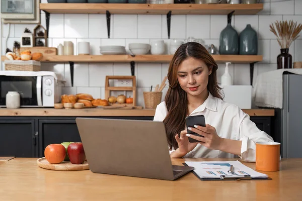 Jovem Mulher Usar Celular Sentar Mesa Cozinha Compartilhar Mensagens Texto — Fotografia de Stock
