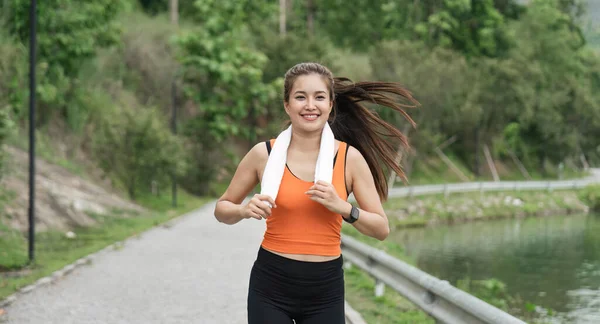 Corriendo Mujer Corriendo Parque Hermoso Día Libre Deporte Fitness Modelo — Foto de Stock