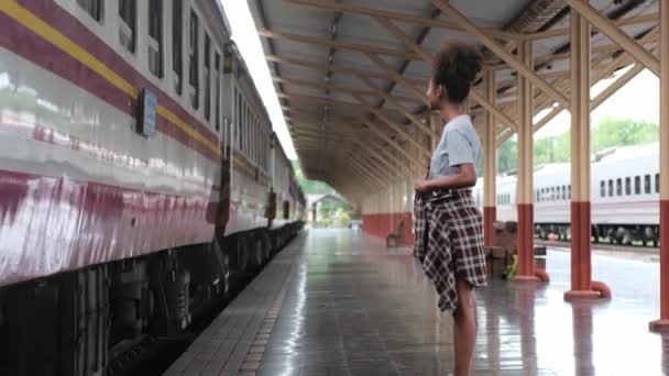 Boldog Fiatal Turista Afro Amerikai Miközben Áll Vasútállomáson Várja Vonat — Stock videók