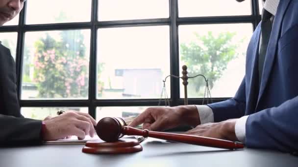 正義と法の概念 木製のテーブルとカウンセラーやオフィスで働く男性弁護士の法廷で男性裁判官 正義の概念 — ストック動画