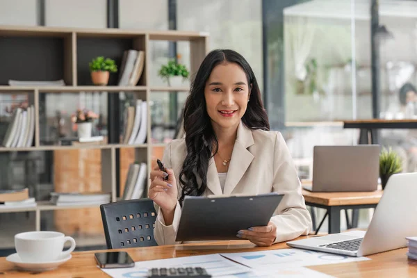 아시아의 사업가인 여자는 사무실에서 노트북으로 일하는 사업가입니다 매력적 고용인 사무실 — 스톡 사진