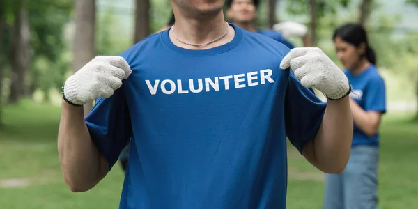身着印有义工信息的T恤衫的年轻人志愿工作近身 — 图库照片