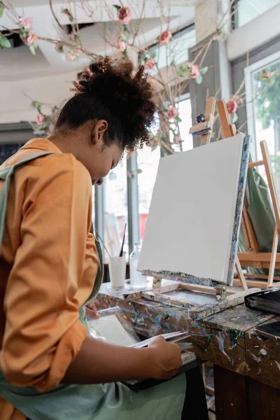 Schöne Afroamerikanische Künstlerin Selbstbewusst Malerei Auf Leinwand Kunstatelier — Stockfoto